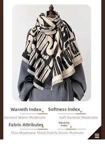 Dettaglio della trama di una spessa sciarpa beige e nera con nappe morbide