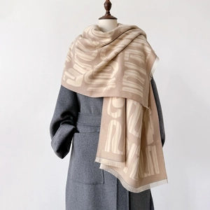 Sciarpa spessa reversibile beige e marrone effetto cashmere con frange e motivo jacquard