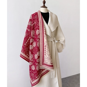 Nahaufnahme von weinrotem Paisley-Jacquard-Schal mit Elefantenmustern und Quasten