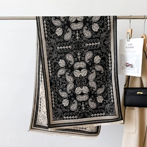 Detail von Paisley- und Elefanten-Jacquardmuster auf schwarzem Boho-Schal mit Fransen