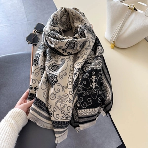 Dicker beiger Winterschal mit schwarzem Paisley-Elefantenmuster und Dekoquasten