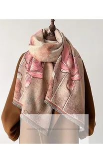 Détail d'écharpe imprimé lotus avec franges sur manteau en laine pour automne hiver