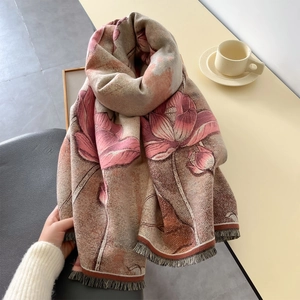 Écharpe élégante à motif lotus tons terre avec glands pour un style hivernal chic
