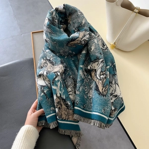 Détail de l'écharpe avec imprimé équestre, finitions à franges et texture en laine douce