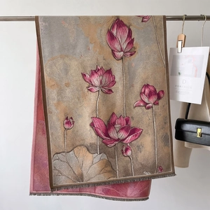 Détail d'une écharpe d'hiver réversible avec imprimé lotus et bords à franges fines