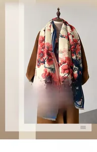 Detail eines eleganten roten Pflaumenblumendrucks auf dickem Winterschal mit Fransen