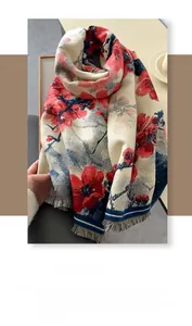 Detail aus weichem Kaschmir-Imitat mit rotem Blumendruck und Fransen-Quasten