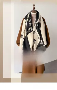 Nahaufnahme von Katzenmuster-Jacquard und weichen Fransen an einem Kaschmir-Gefühl Schal