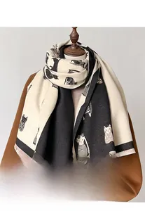 Detail eines weichen Jacquard-Schals mit Katzenmustern und feinen Fransenquasten