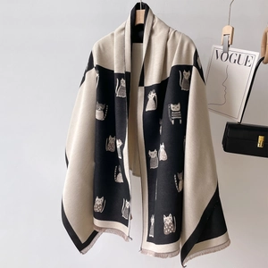 Schicker beige-schwarzer Katzen-Jacquard-Schal mit dekorativen Fransenquasten