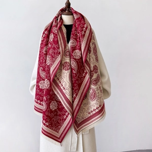 Dickes Jacquard-Schultertuch mit Paisley-Muster in Rot und Weiß sowie Fransen für Winter