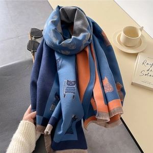 Detailaufnahme des Schals in Marineblau und Orange mit Katzenmuster und feinen Fransen