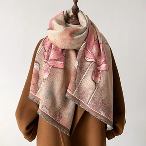 Châle d'hiver élégant pour femmes avec motif lotus jacquard et bords à franges