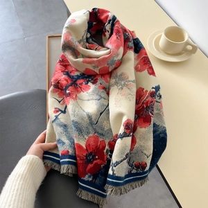Eleganter Vintage Schal mit Blumenmuster und Fransen für wohlige Wärme im Winter