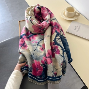 Dicker beiger Strickschal mit Blumenmuster, blauen Kanten und Quasten für den Winter