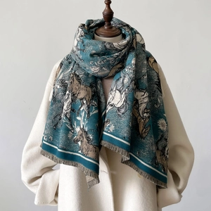 Écharpe d'hiver épaisse bleue avec motif de chevaux et finitions à franges