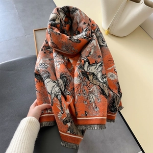 Écharpe épaisse en cachemire orange et beige avec imprimé équestre et franges