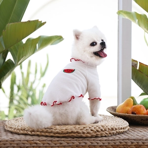 Détail du t-shirt gaufré pour animaux avec broderie pastèque et bords ondulés rouges