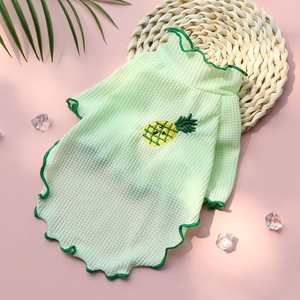 Détail du t-shirt vert clair pour animaux avec texture gaufre et broderie ananas