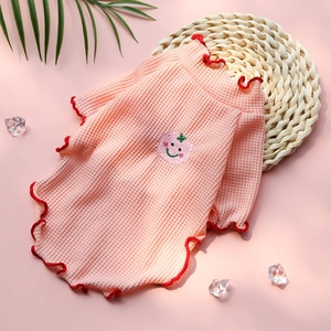 Détail du t-shirt rose en maille gaufrée pour chien avec volants rouges et broderie pomme