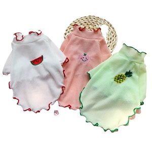 Trois gilets pour animaux en maille gaufrée blanc, rose et vert avec broderies de fruits