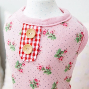 Gros plan sur robe pour animal à fleurs roses, patch à carreaux et boutons bois