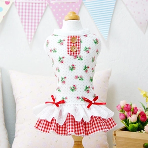 Détail d'une robe fleurie pour animaux avec boutons bois et jupe dentelle rouge