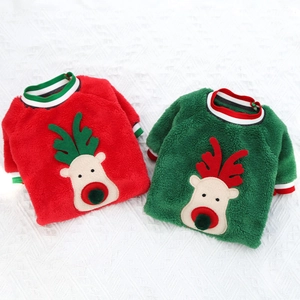 Gros plan de pulls pour animaux en polaire corail avec broderie de renne de Noël