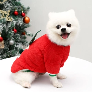 Gros plan du sweat de Noël en polaire corail rouge pour animaux avec pointes vertes