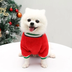 Détail du pull en polaire rouge pour chien avec poignets côtelés de Noël festifs