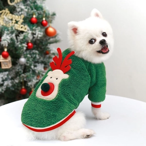 Détail du sweat à capuche pour chien en polaire verte avec broderie de renne pour Noël
