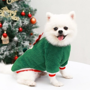 Détail d'un pull pour chien en polaire corail verte avec des bois de renne rouges