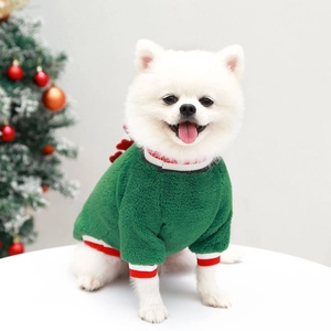 Détail d'un pull de Noël vert en polaire pour chien avec nœud rouge et bords rayés