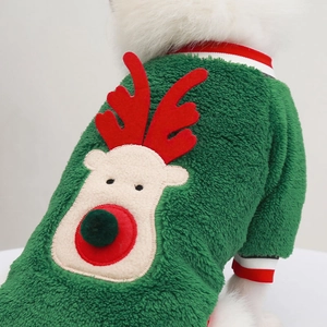 Détail du pull de Noël vert pour animal en polaire avec broderie de renne et bois rouges 3D