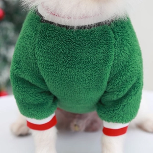 Gros plan du pull en peluche verte pour chien avec col et poignets festifs rouges et blancs
