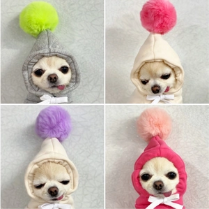 Détail de sweats à capuche pour chiens avec pompons colorés et cordons de serrage