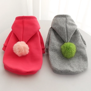 Détail de sweat à capuche pour chien avec pompon, tissu en maille rose et gris pour chat