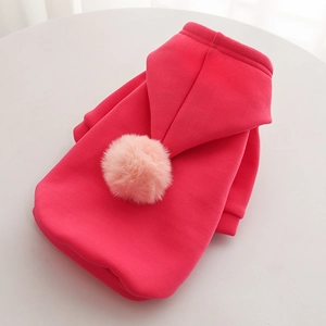 Détail du sweat à capuche rose pour chien avec pompon doux pour la chaleur hivernale
