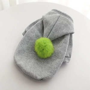 Détail du sweat à capuche gris pour animaux avec pompon vert vif pour chiens et chats
