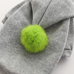 Détail du tissu du sweat à capuche gris pour animaux avec pompon vert fluo sur la capuche
