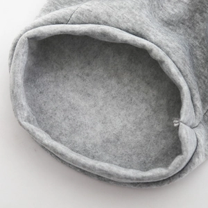 Détail d'un sweat à capuche gris pour chien avec doublure polaire et tissu tricoté