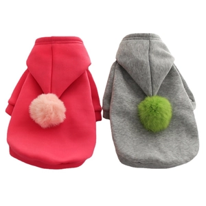 Sweat à capuche confortable pour chiens et chats avec pompons en peluche colorés décoratifs