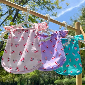 Robes florales pour animaux à volants en rose, violet et vert sur cintres en perles