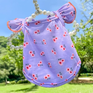 Robe florale violette pour chiens et chats avec bordure orange sur cintre en perles