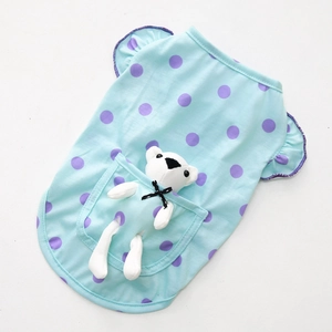 Détail de la veste bleue à pois pour animaux avec un ours en peluche dans la poche