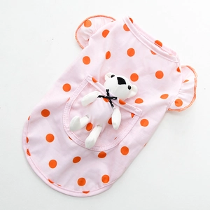 Détail du gilet rose à pois pour animaux avec poche et petit ours en peluche blanc
