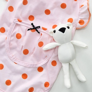 Détail de gilet pour animaux rose à pois orange avec poche nœud et petit ours