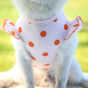 Détail du gilet rose pour chien avec pois orange et volants décoratifs sur les manches