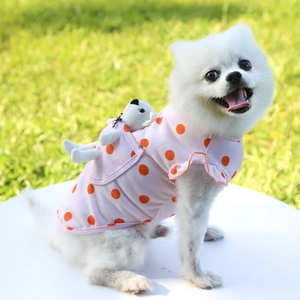 Gilet rose à pois pour animaux avec une peluche dans la poche arrière sur un petit chien