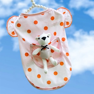 Gilet rose à pois pour animaux avec poche ours sur fond de ciel bleu ensoleillé